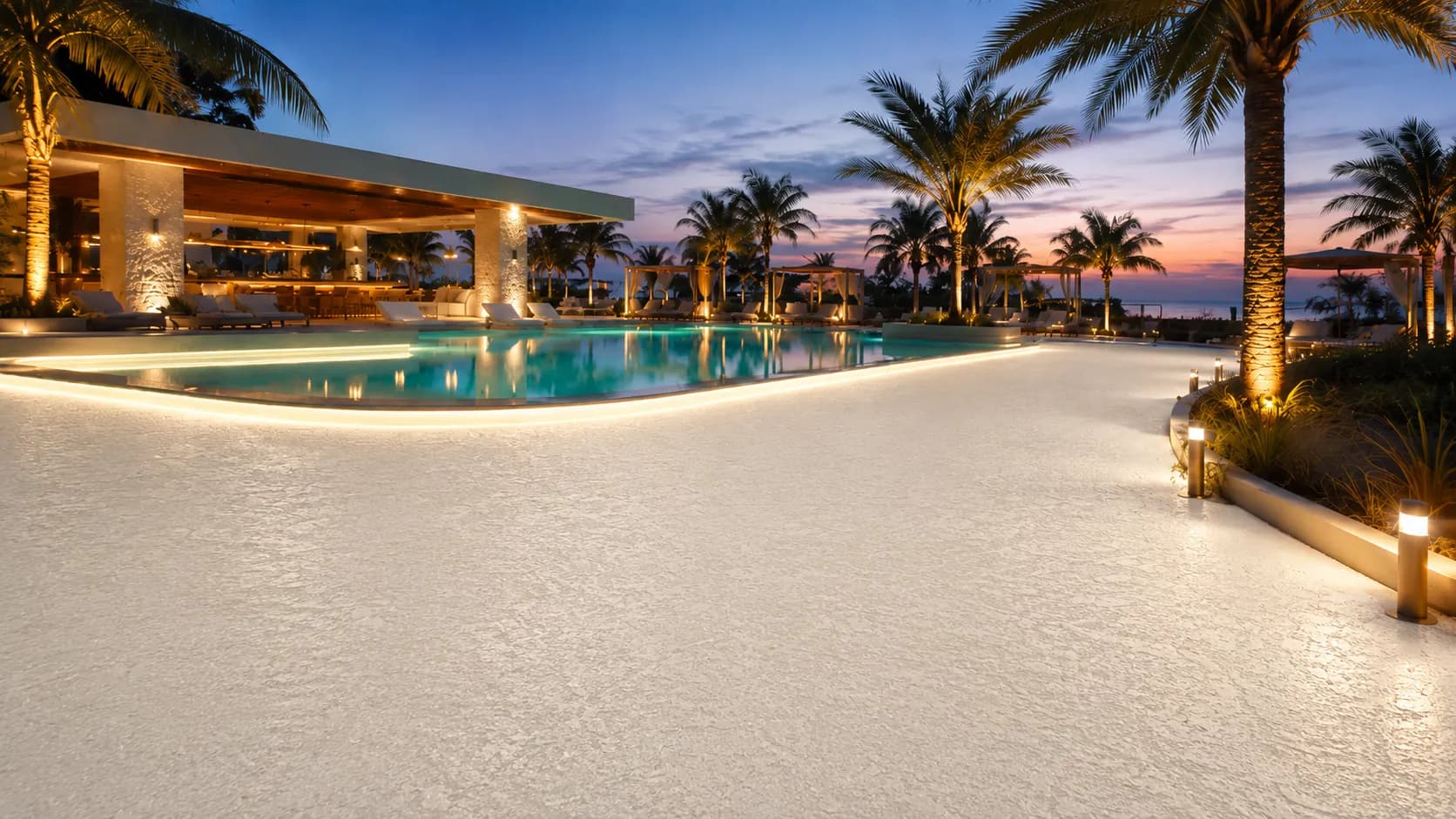 Deck SprayDeck antirresbalante en borde de piscina al atardecer